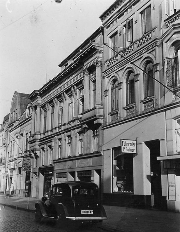 Das Haus mit dem Aushängeschild "Fahrräder P. Rahner" ist Fedelhören 27, 1937/38. Quelle: I. Dolman-Berberich.